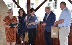 wręczenie podziękowań uczestnikom warsztat&oacute;w