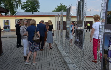 oglądanie wystawy zdjęć