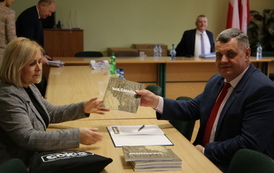 promocja-albumu-na-sesji-rady-gminy-4