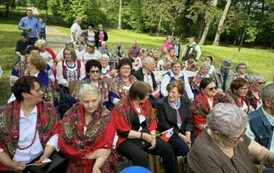 Zjazd k&oacute;ł gospodyń wiejskich &bdquo;pod biało &ndash; czerwoną&rdquo;  13
