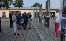oglądanie wystawy zdjęć
