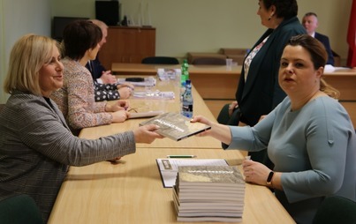 Zdjęcie do Promocja albumu "WAŚNI&Oacute;W z historią w tle" podczas sesji Rady Gminy